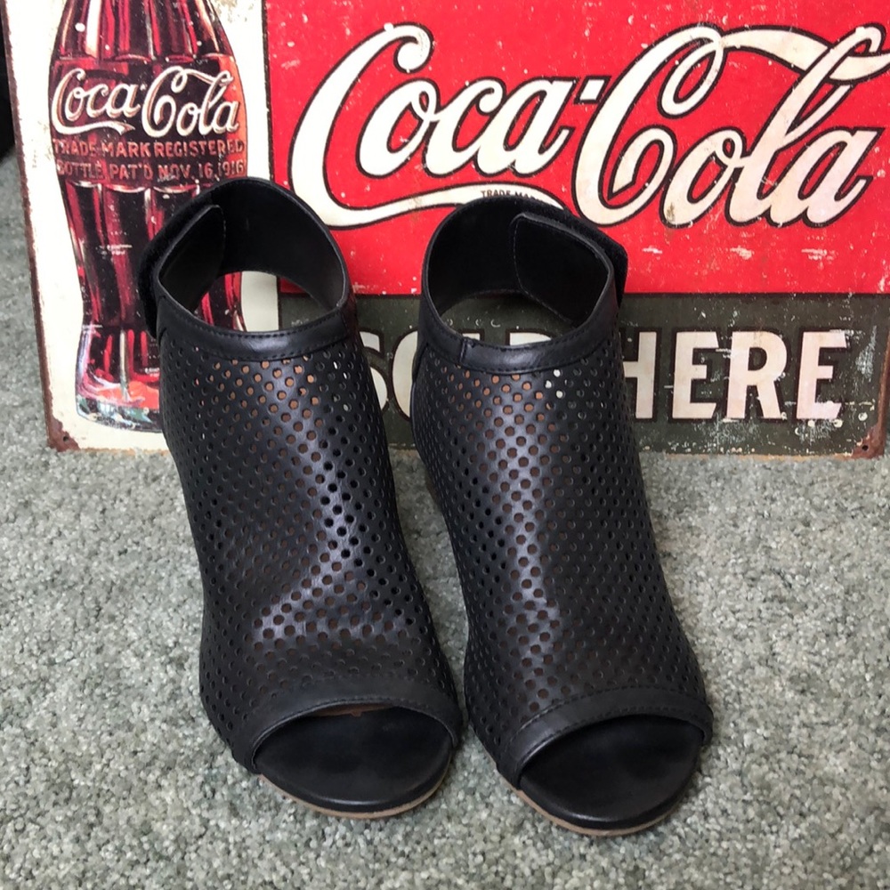 Black holed heels in new condition!